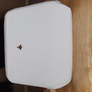 NWOT WOMEN'S MAKEUP BAG.